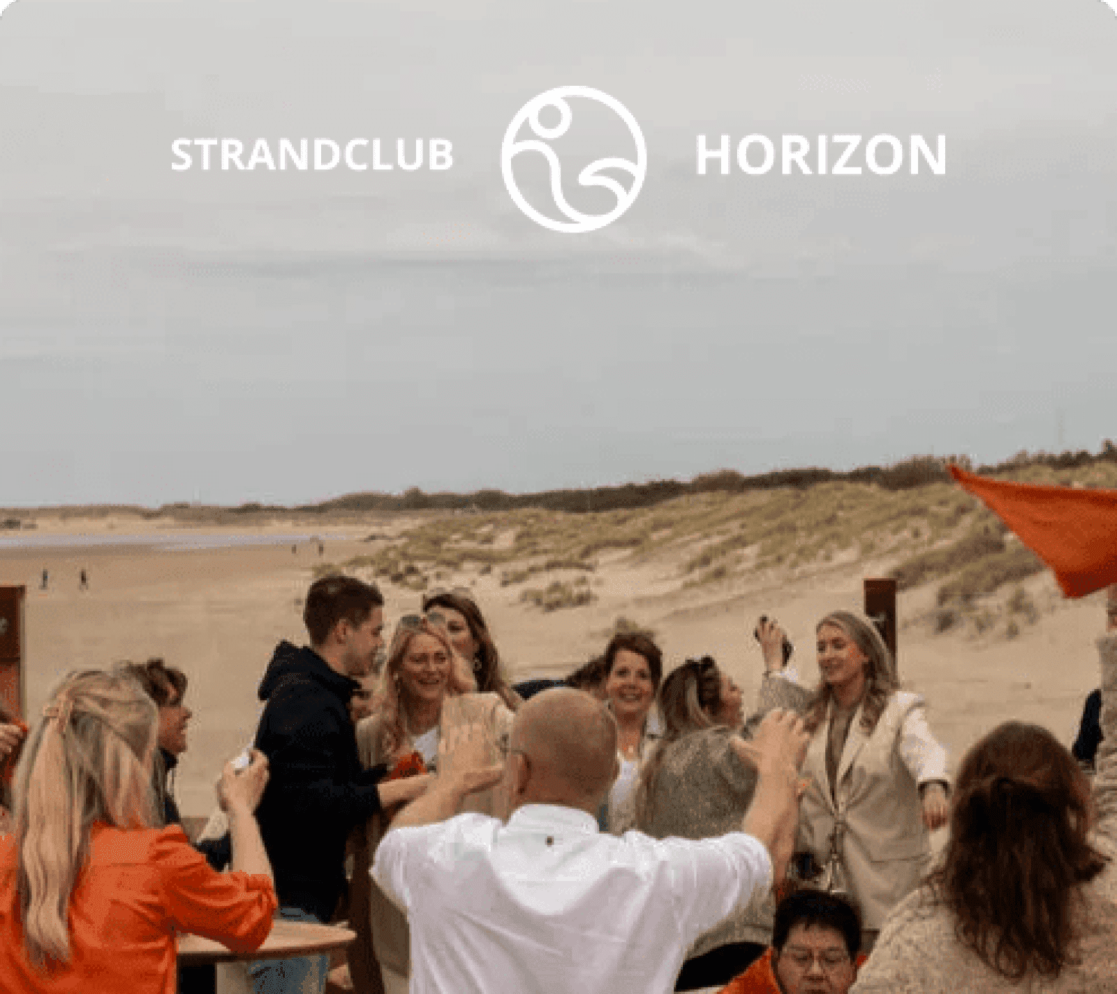 Bij een strandclub